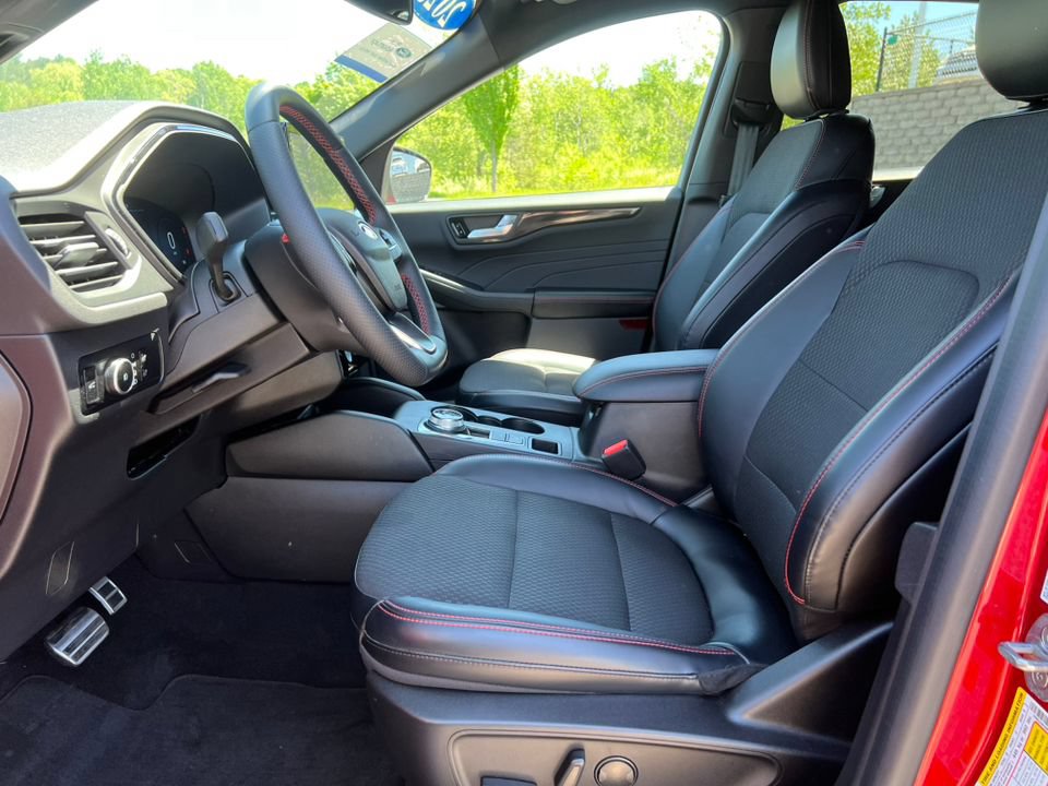 Certified 2023 Ford Escape ST-Line Elite AWD/4WD image 4