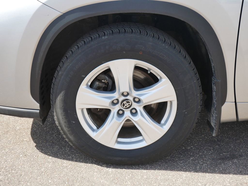 Used 2024 Toyota Highlander LE AWD/4WD image 10