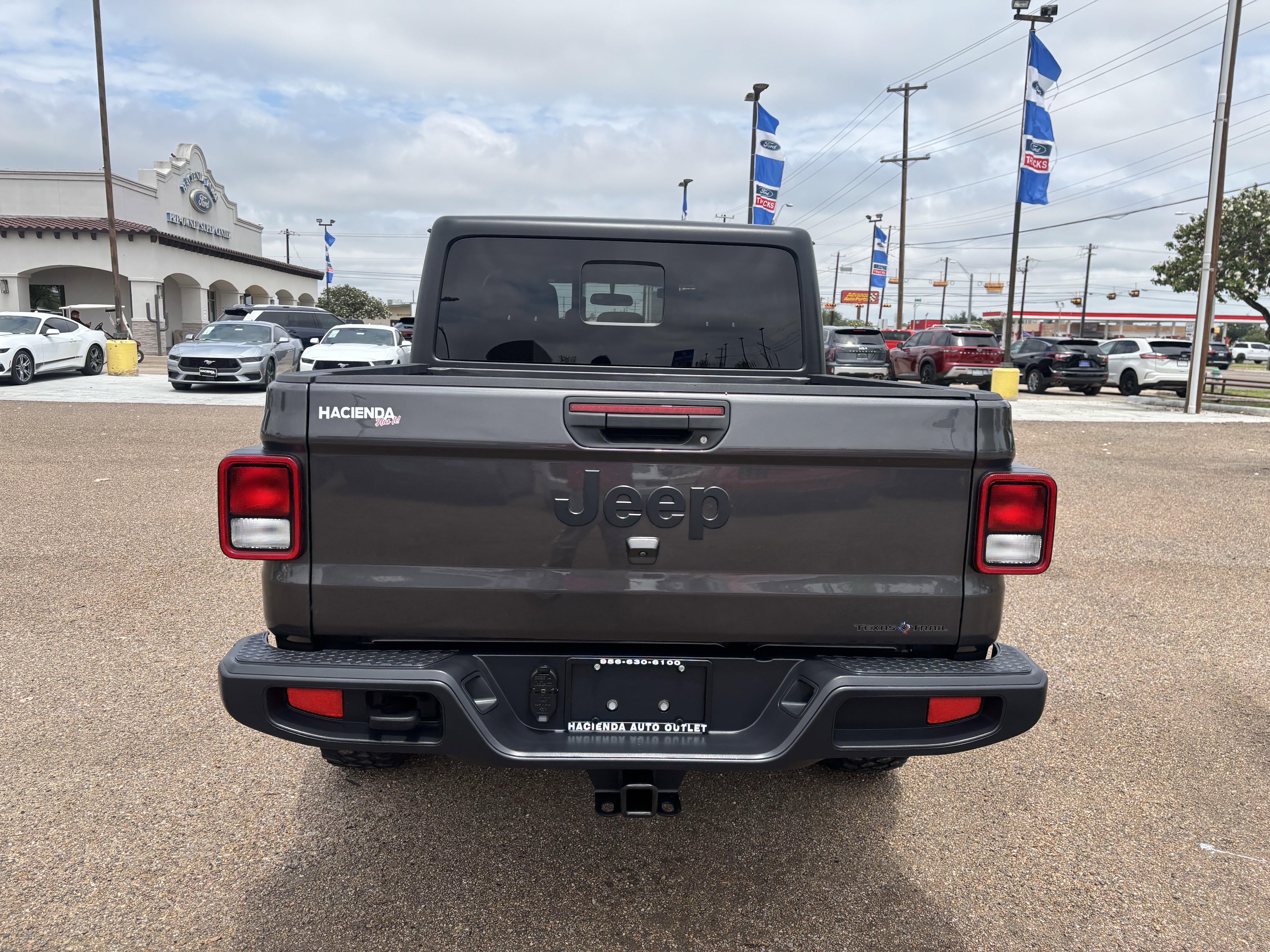 Used 2023 Jeep Gladiator Sport AWD/4WD image 3