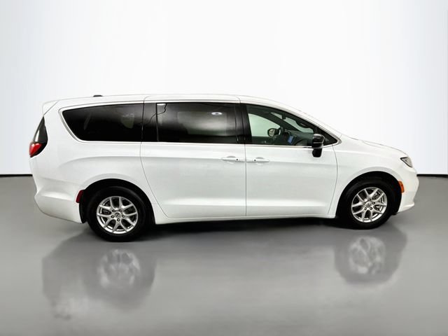 Used 2025 Chrysler Pacifica Select FWD image 8