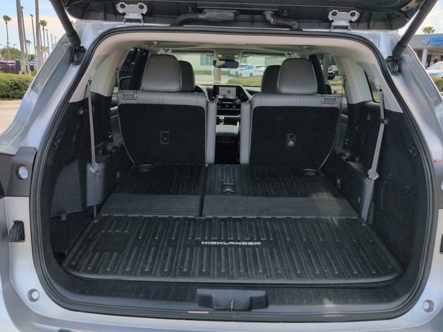Used 2024 Toyota Highlander XLE AWD/4WD image 13