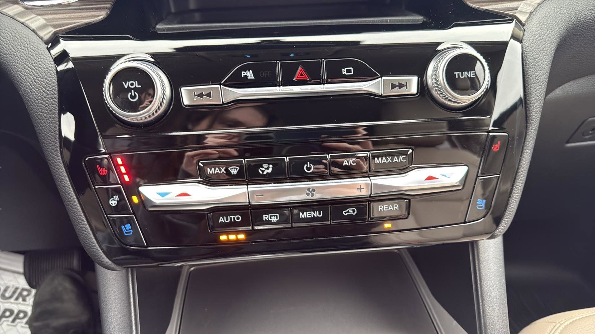 Certified 2023 Ford Explorer Limited w/ Class IV Trailer Tow Package image 28