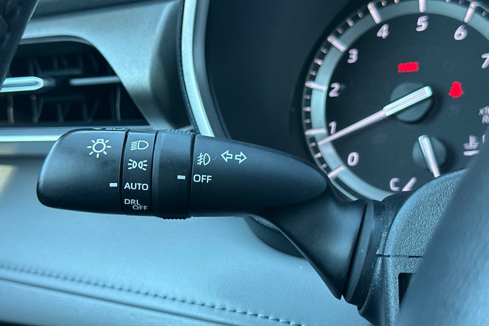 Used 2022 Toyota Highlander XLE AWD/4WD image 38