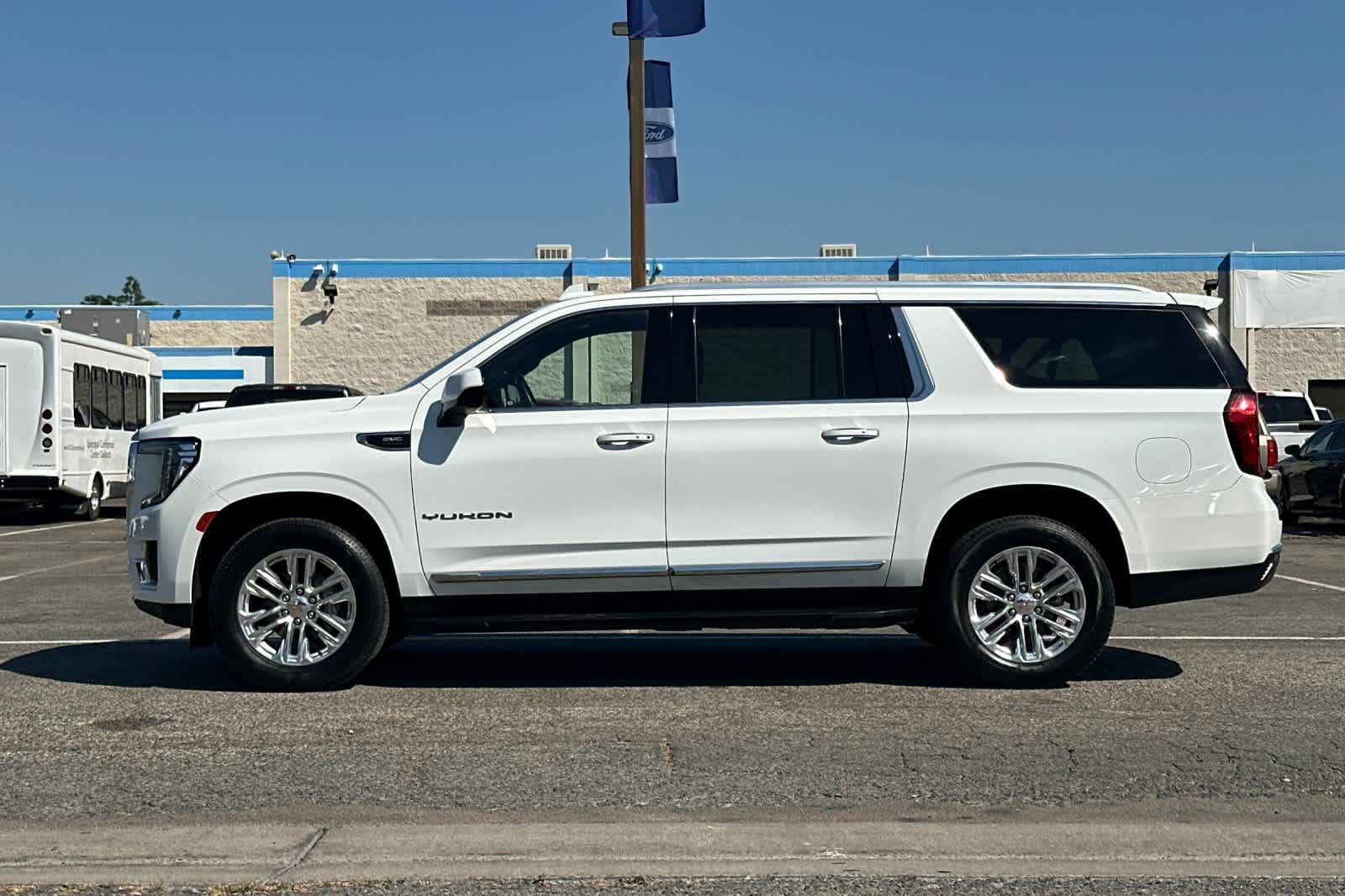 Used 2024 GMC Yukon XL SLT image 2