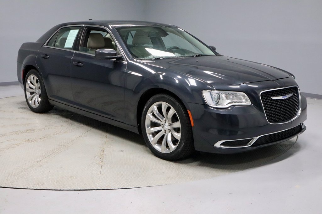 Used 2018 Chrysler 300 Touring L image 1