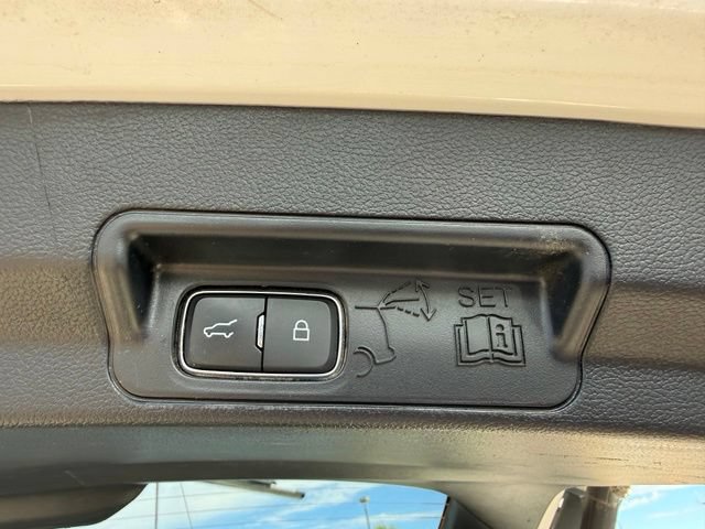 Certified 2022 Ford Explorer XLT w/ Class IV Trailer Tow Package AWD/4WD image 38