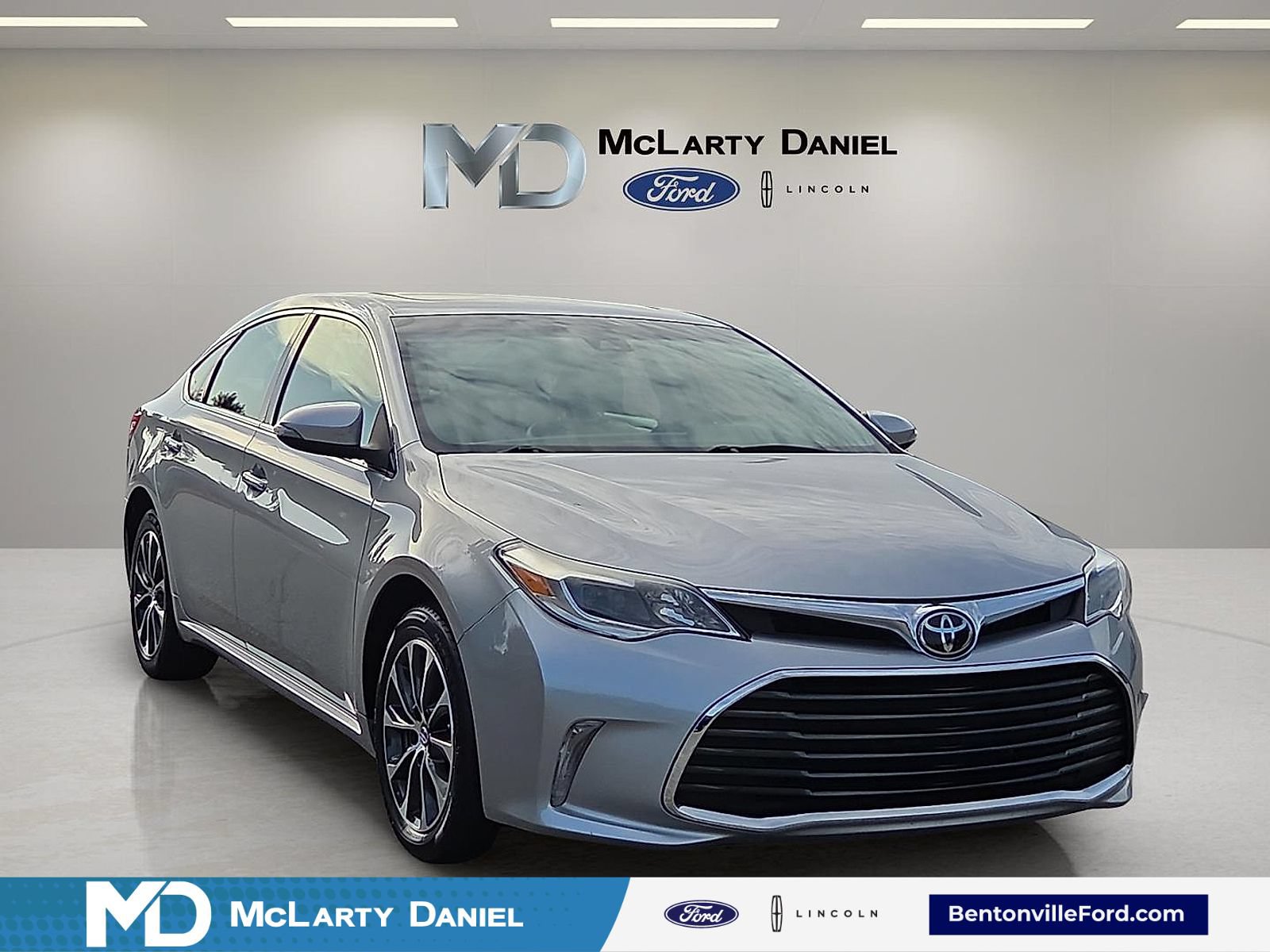 Used 2018 Toyota Avalon XLE Premium FWD image 1