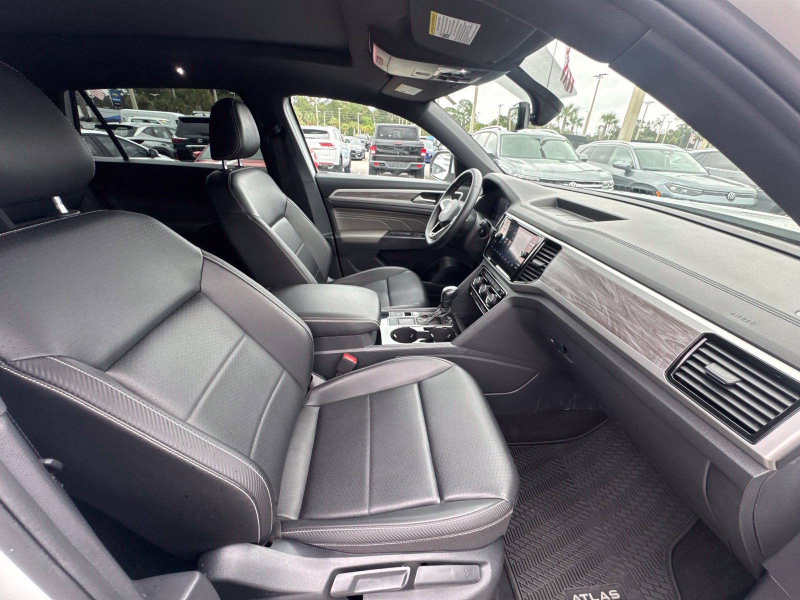 Used 2022 Volkswagen Atlas Cross Sport SE FWD image 14