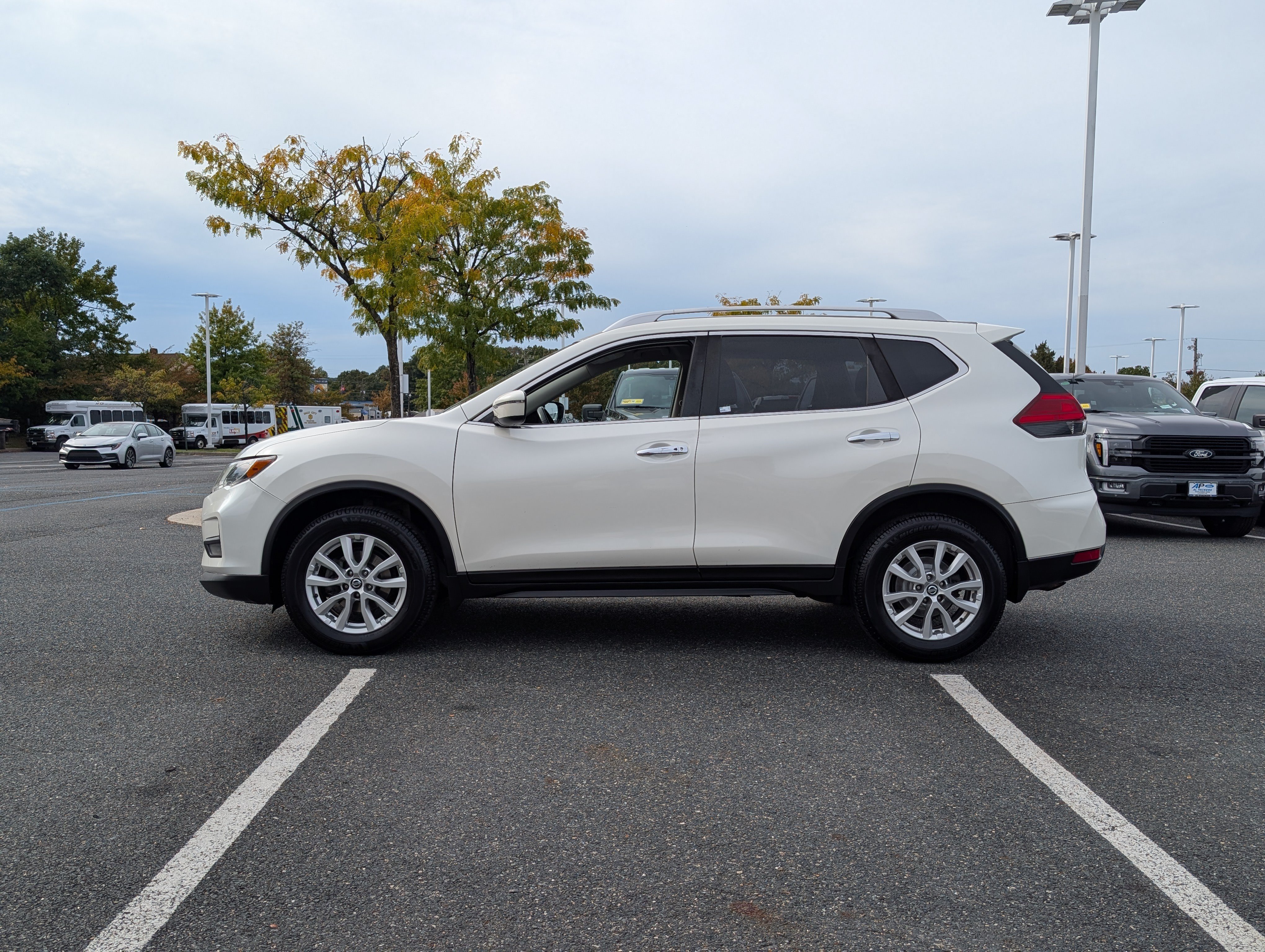 Used 2017 Nissan Rogue SV AWD/4WD image 7