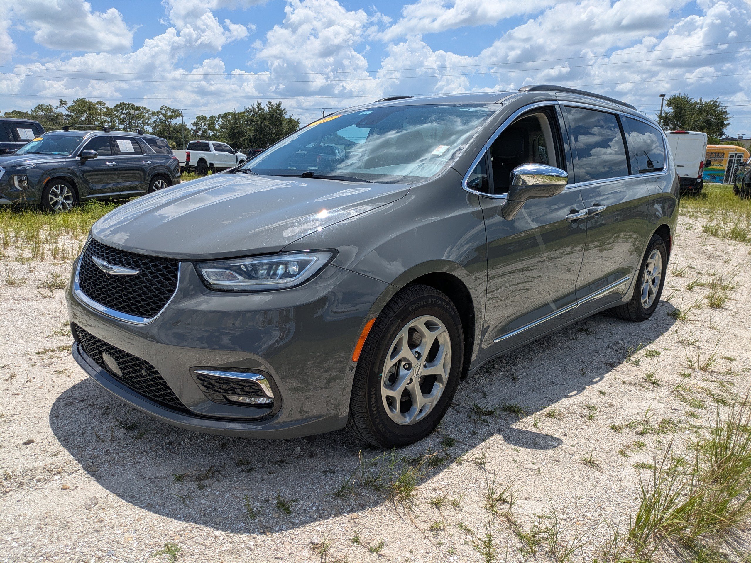 Used 2022 Chrysler Pacifica Limited FWD image 8