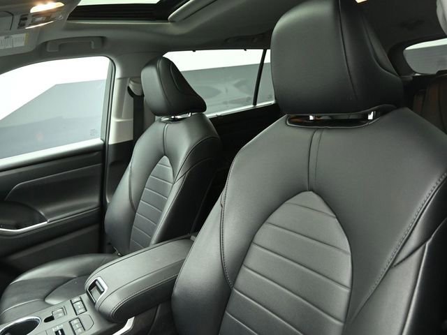 Used 2021 Toyota Highlander XLE AWD/4WD image 26