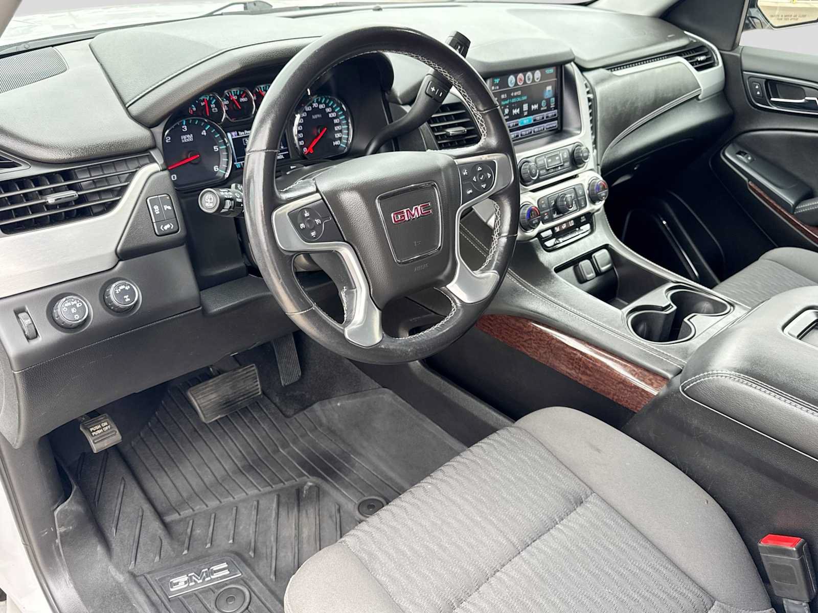 Used 2020 GMC Yukon SLE w/ SLE Value Package AWD/4WD image 2