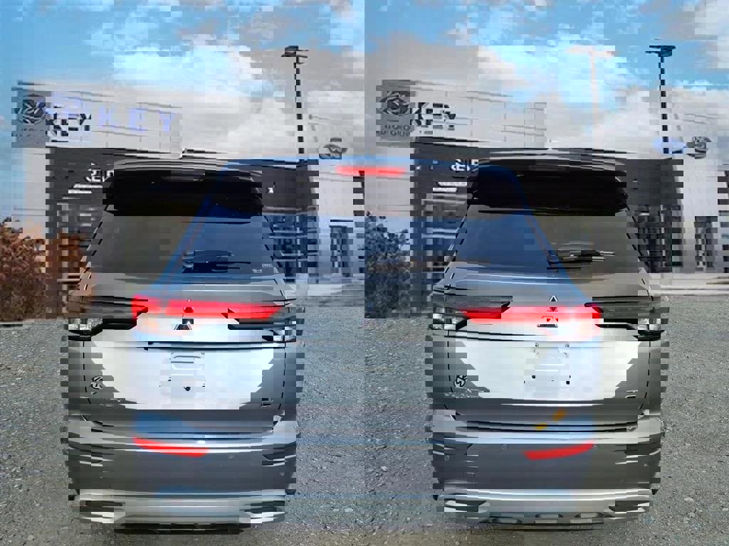 Used 2023 Mitsubishi Outlander SE image 4