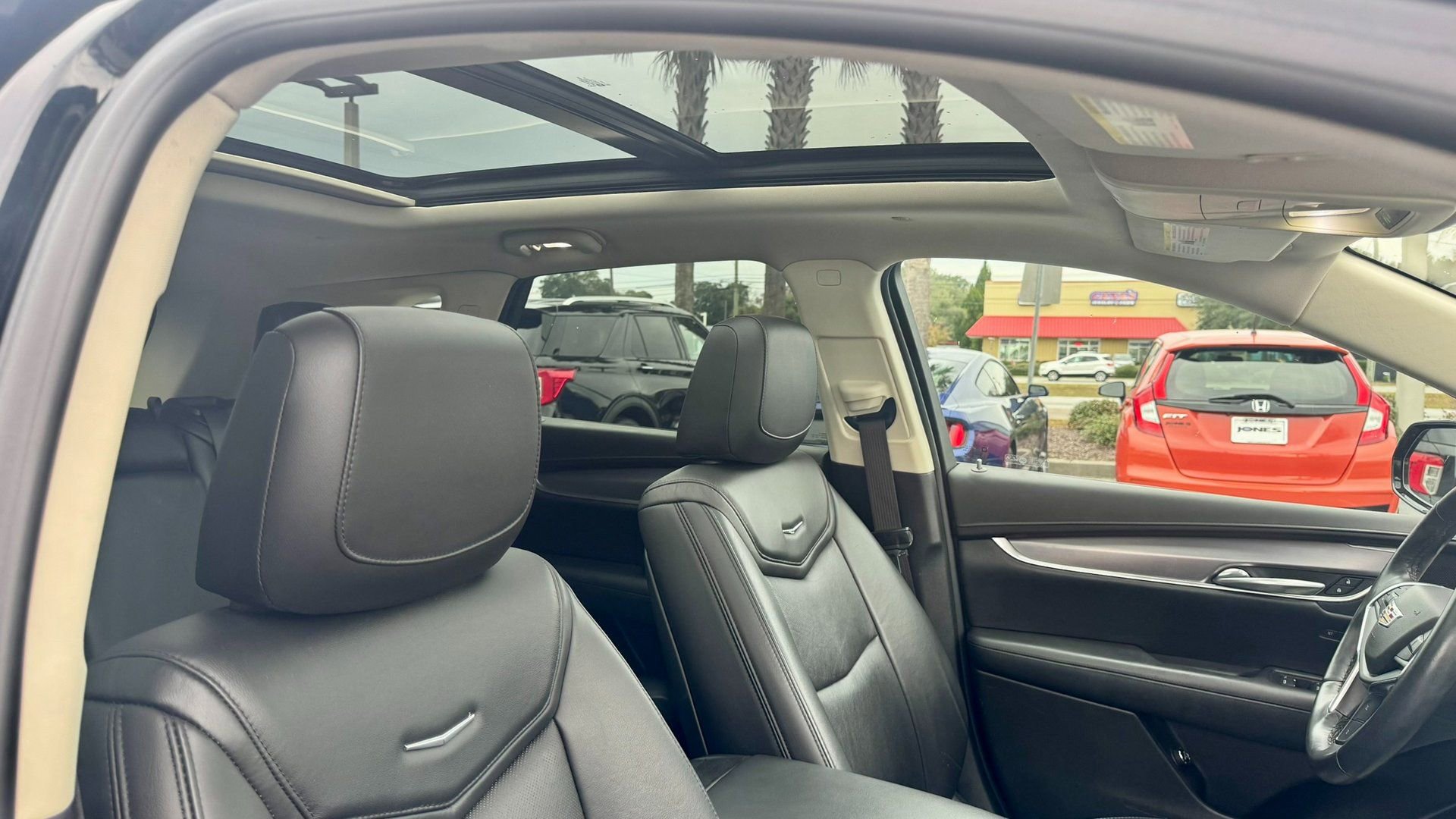 Used 2018 Cadillac XT5 Luxury w/ Driver Awareness Package image 9