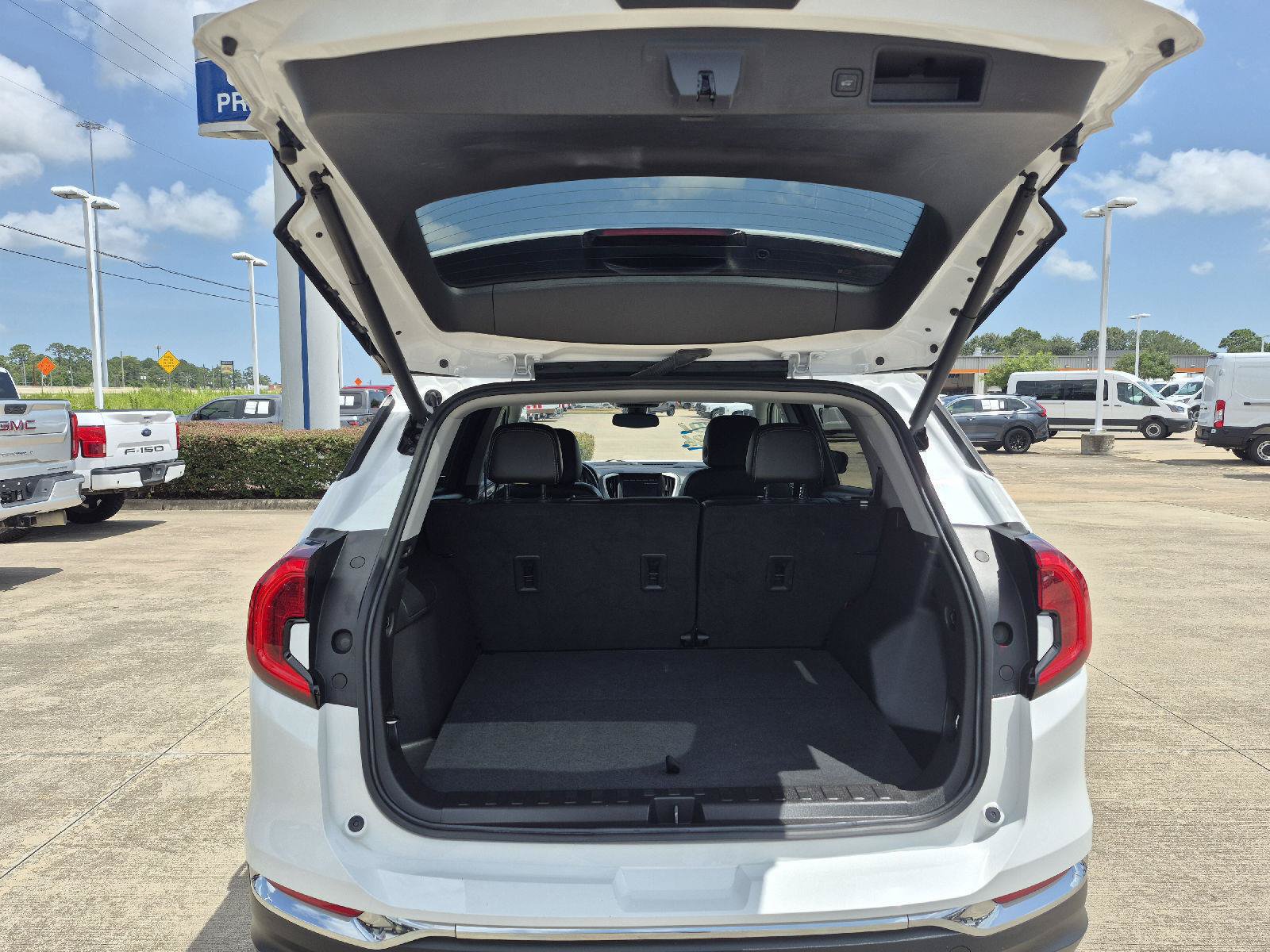 Used 2024 GMC Terrain SLT FWD image 13