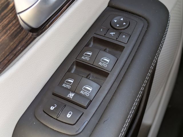 Used 2024 Chrysler Pacifica Limited FWD image 24