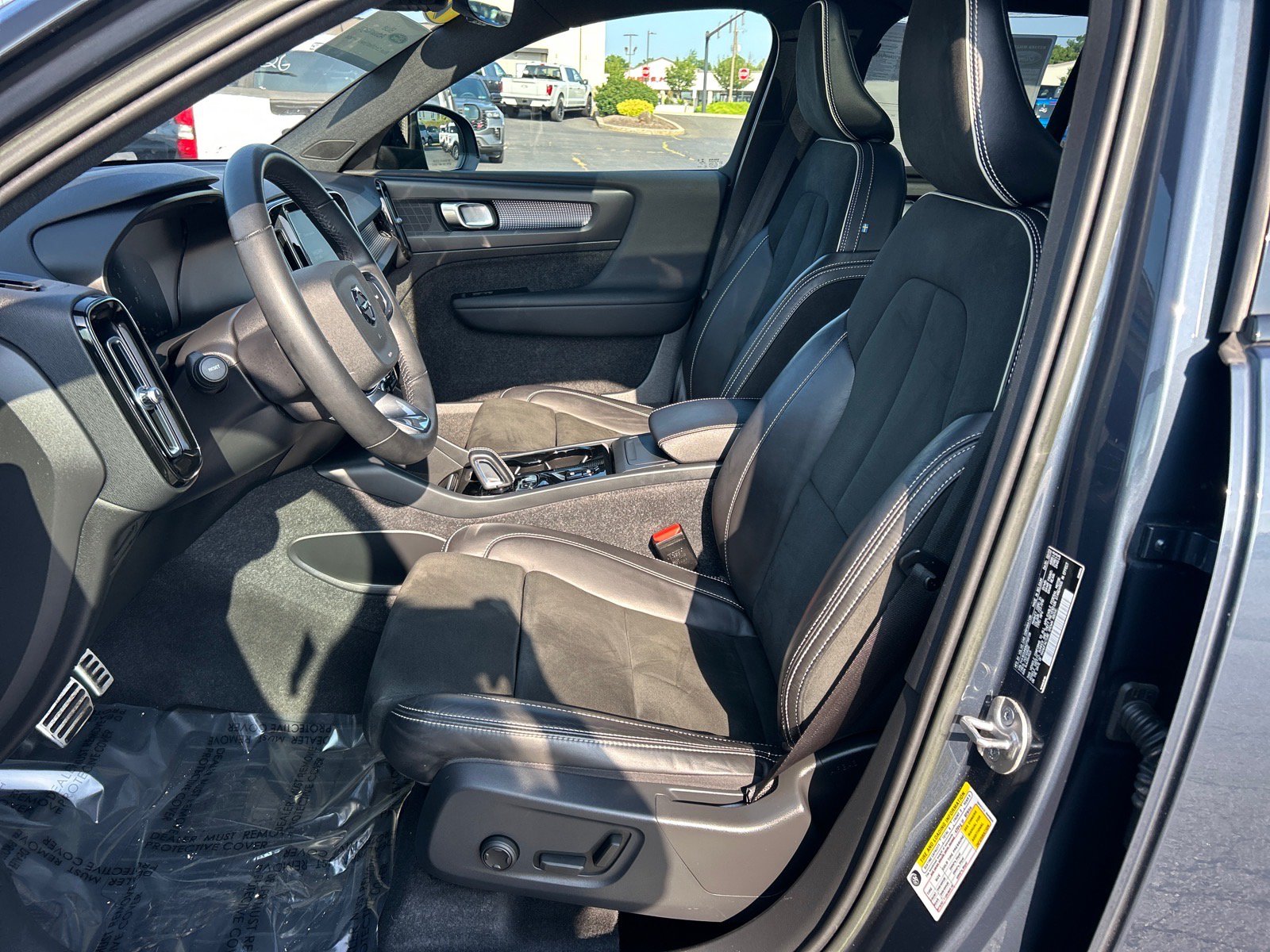 Used 2022 Volvo XC40 T5 R-Design w/ Climate Package AWD/4WD image 7