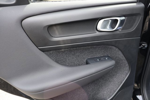 Used 2025 Volvo XC40 B5 Plus image 19