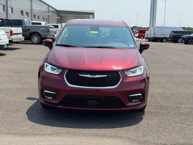 Used 2023 Chrysler Pacifica Touring-L FWD image 2