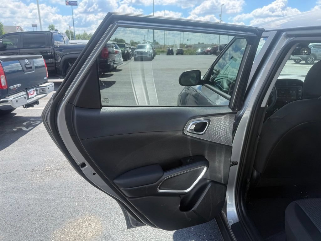 Used 2025 Kia Soul LX w/ LX Technology Package FWD image 30
