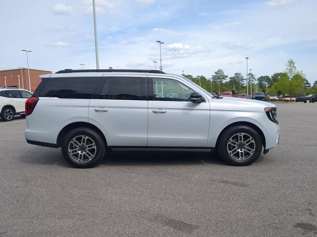 Certified 2025 Ford Expedition Active RWD image 3