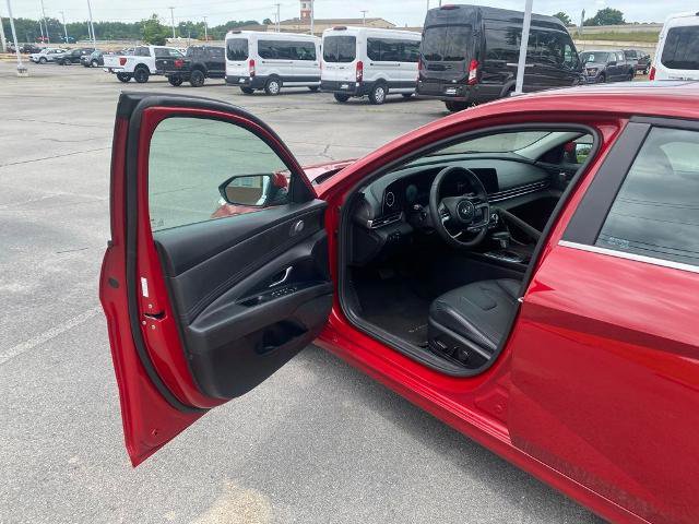 Used 2022 Hyundai Elantra Limited FWD image 11
