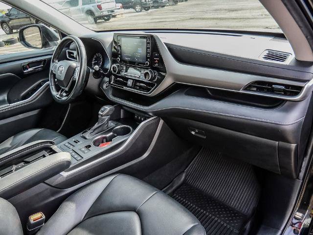 Used 2021 Toyota Highlander XLE AWD/4WD image 16