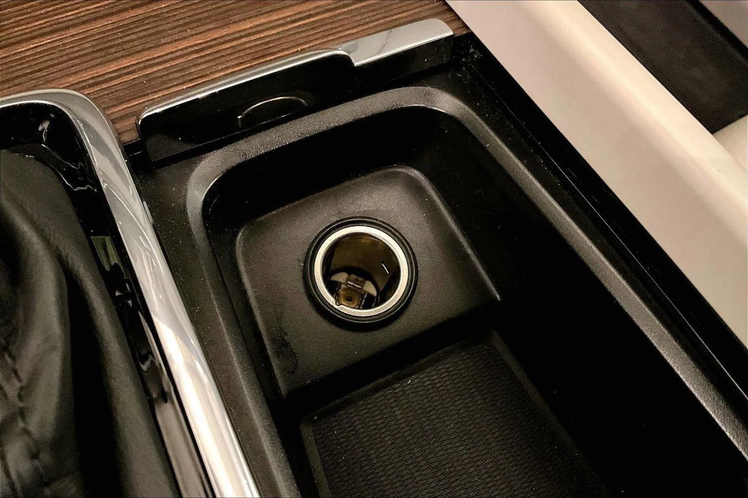 Used 2021 Volvo XC60 T5 Momentum w/ Premium Package image 31