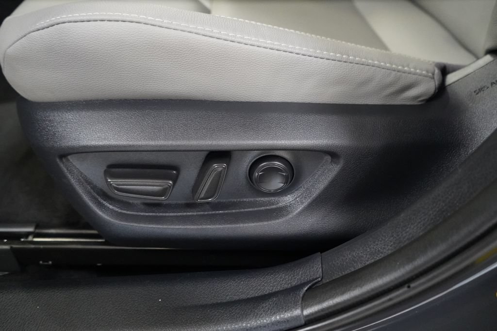 Used 2025 Toyota Camry SE w/ Convenience Package FWD image 18
