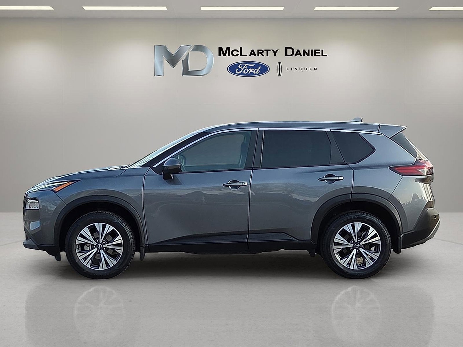 Used 2022 Nissan Rogue SV image 3