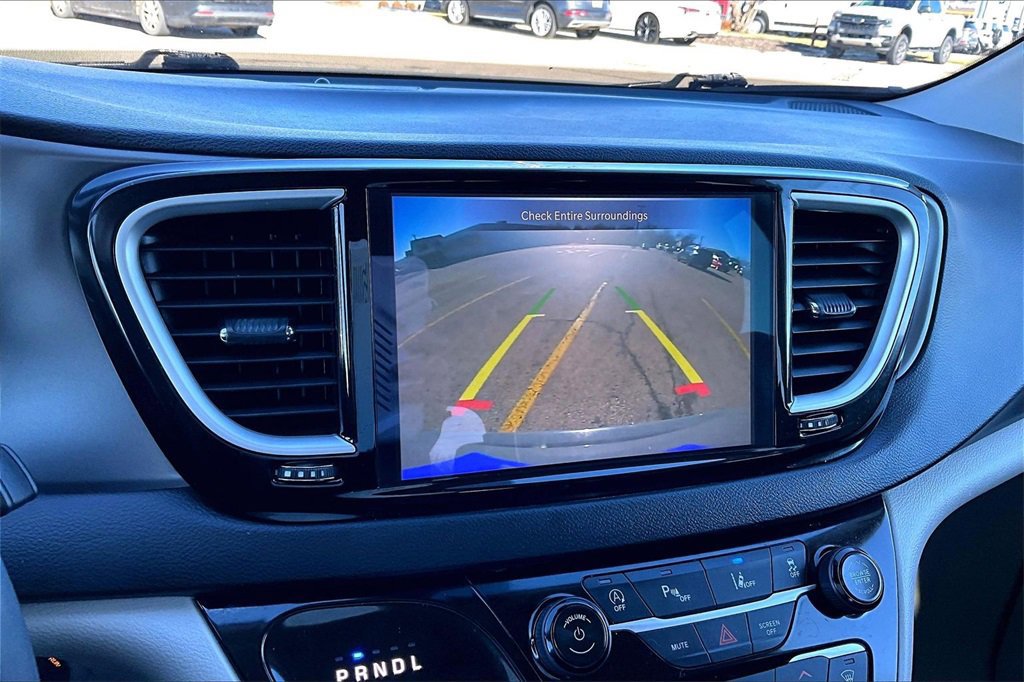 Used 2022 Chrysler Pacifica Touring-L image 21