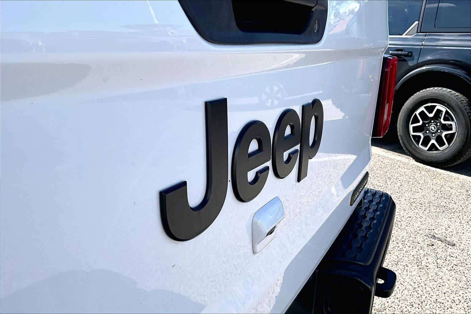 Used 2023 Jeep Gladiator Sport AWD/4WD image 35