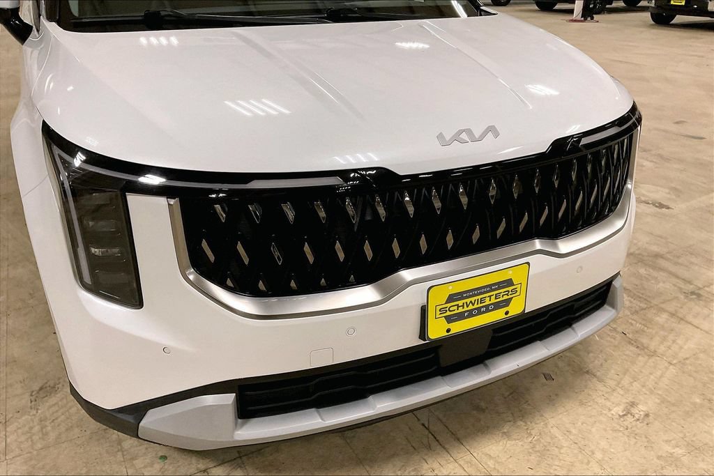 Used 2025 Kia Carnival FWD image 29