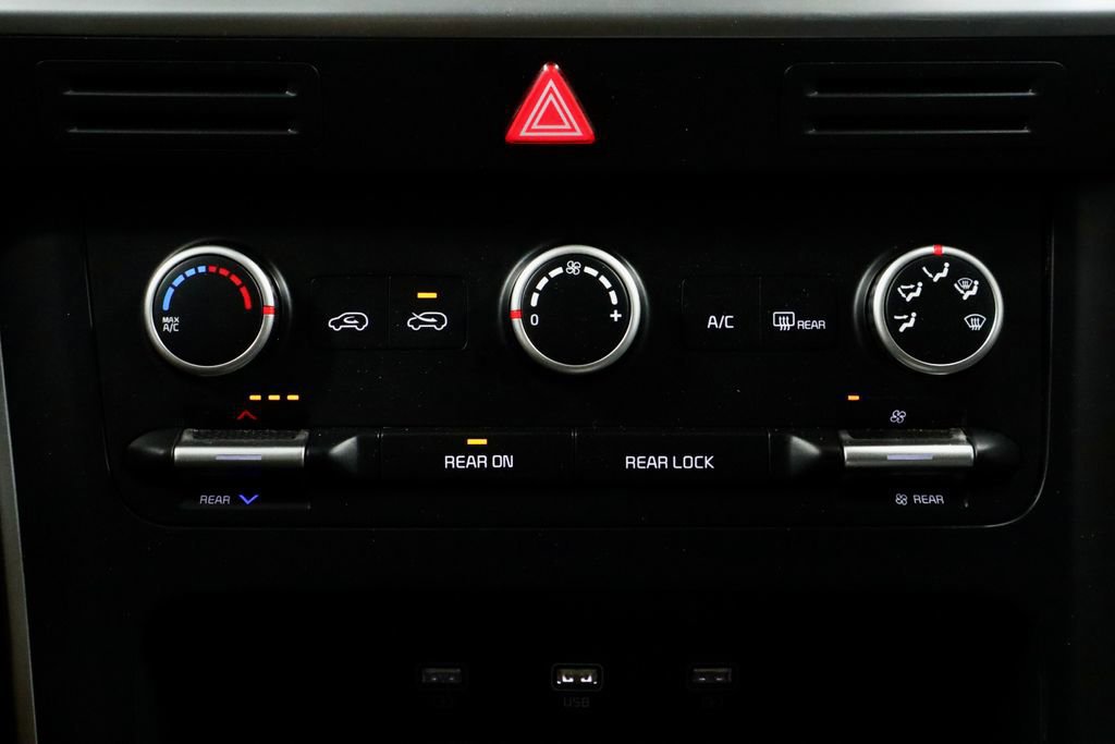 Used 2024 Kia Carnival LX image 31