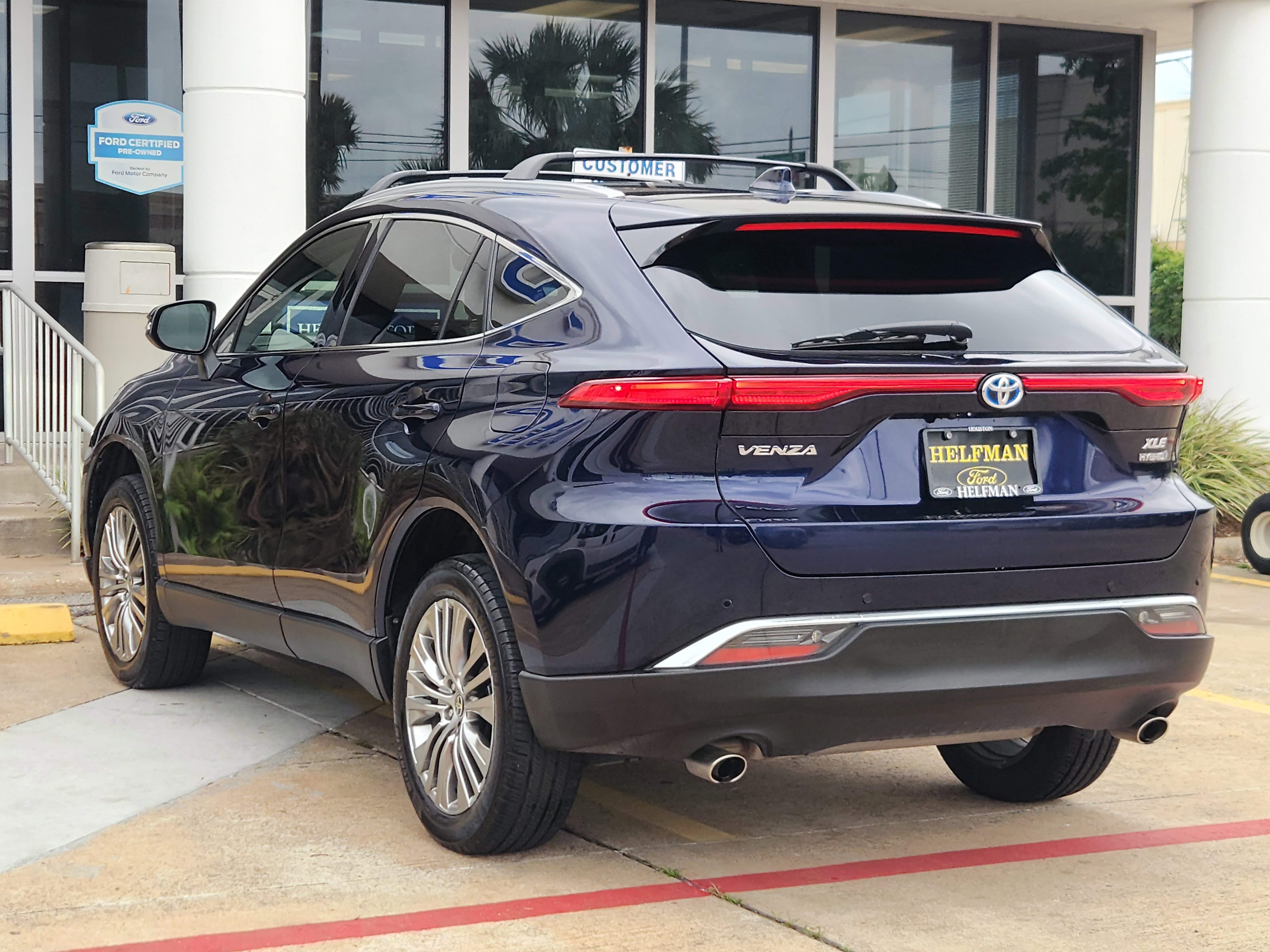 Used 2022 Toyota Venza XLE AWD/4WD image 2