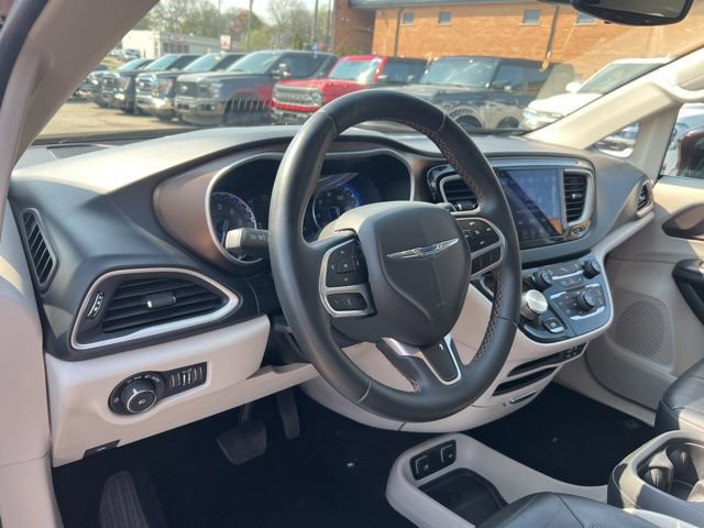 Used 2017 Chrysler Pacifica Touring-L w/ Tire & Wheel Group FWD image 8