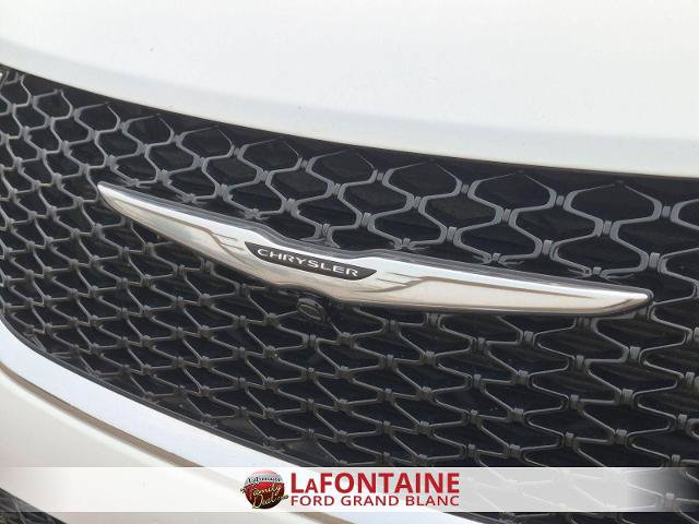 Used 2023 Chrysler Pacifica Touring-L FWD image 9