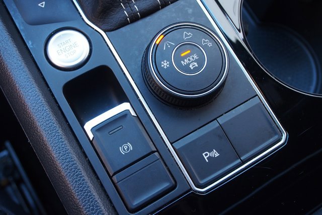 Used 2022 Volkswagen Atlas Cross Sport SE image 24