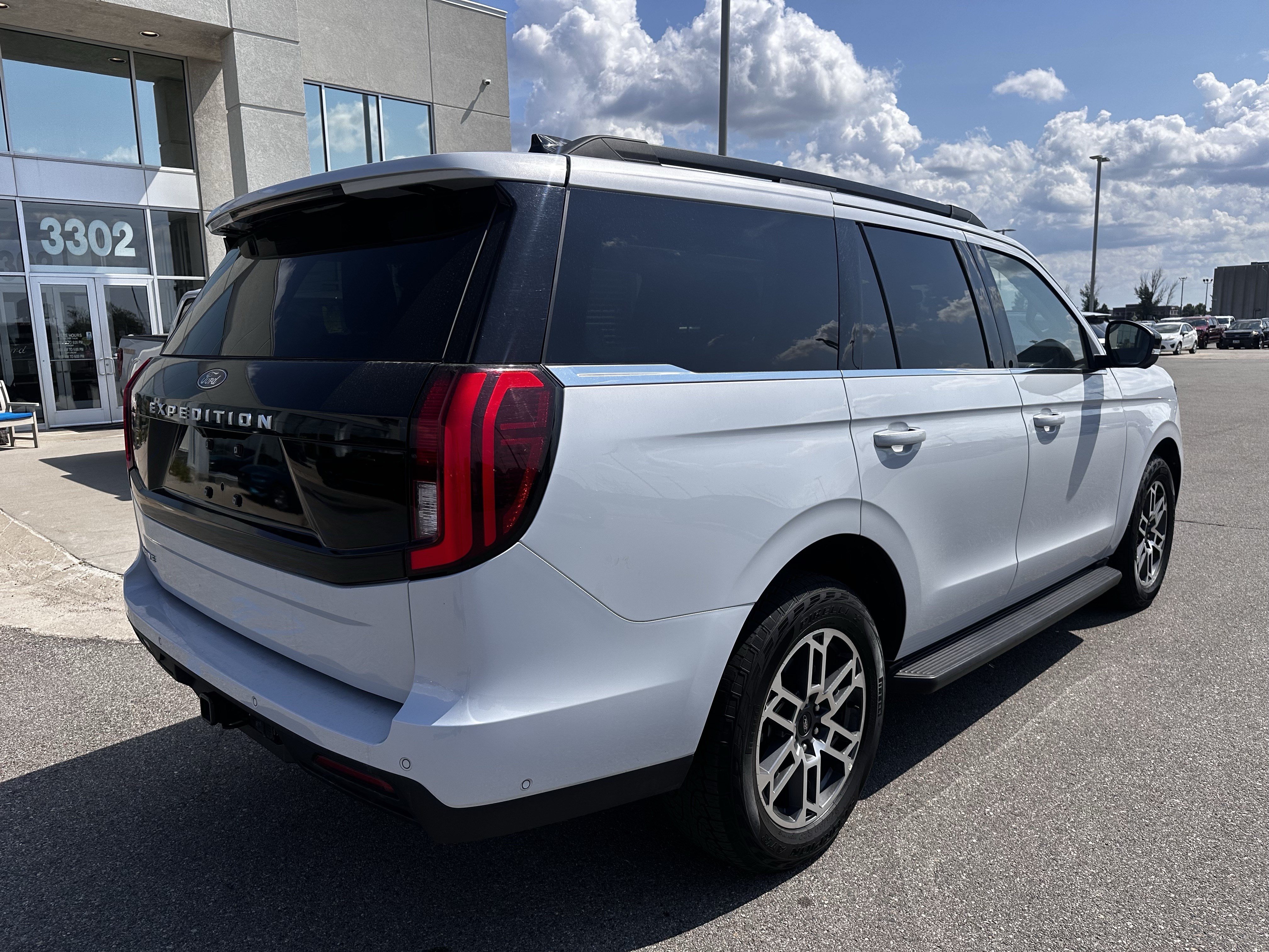 Certified 2025 Ford Expedition Active AWD/4WD image 5