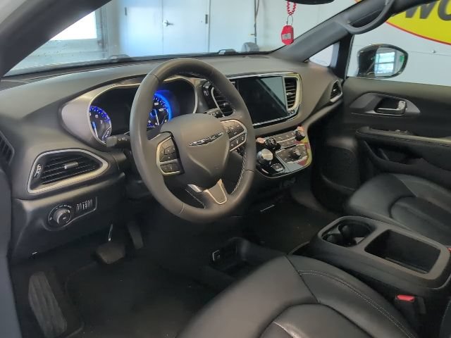Used 2025 Chrysler Pacifica Select FWD image 10