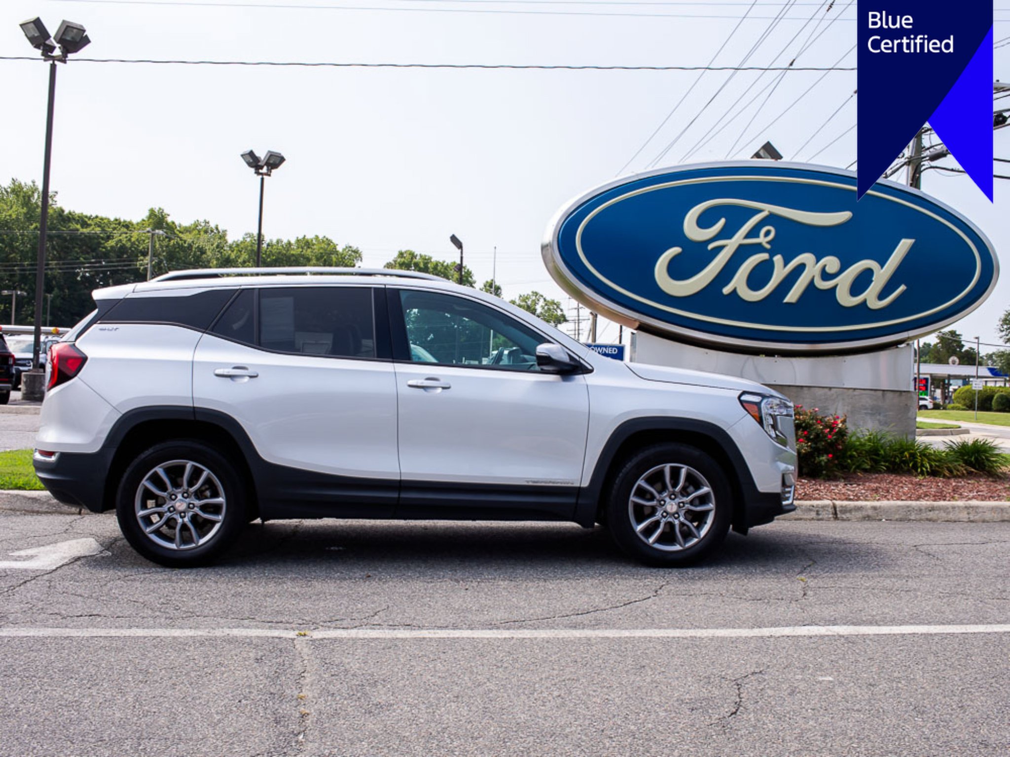 Used 2022 GMC Terrain SLT AWD/4WD image 1