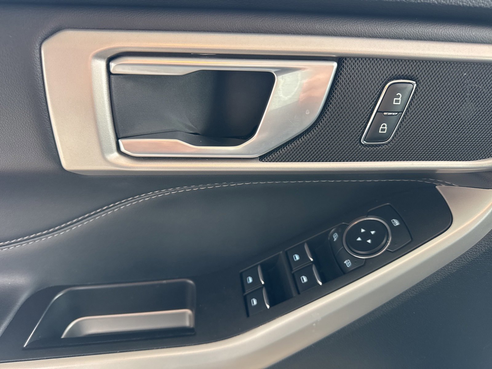 Certified 2023 Ford Explorer XLT w/ Class IV Trailer Tow Package image 27