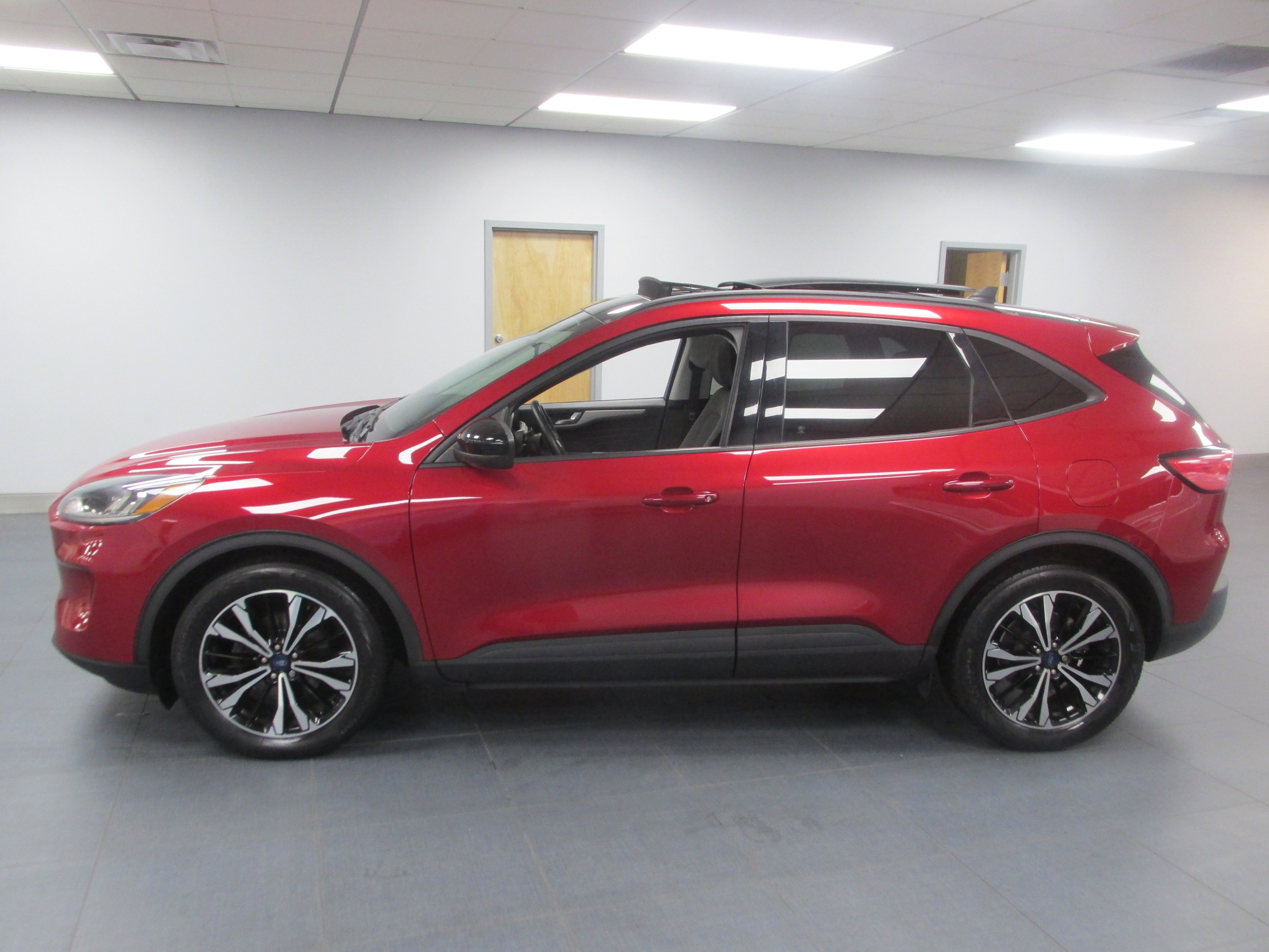 Certified 2021 Ford Escape SE w/ SE Sport Appearance Package image 6