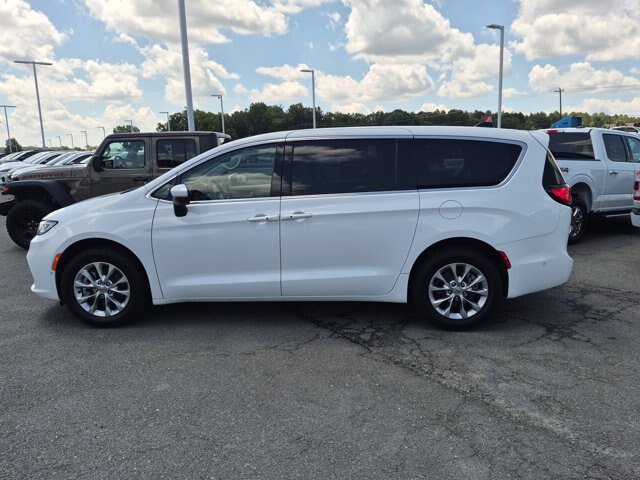 Used 2023 Chrysler Pacifica Touring-L AWD/4WD image 7