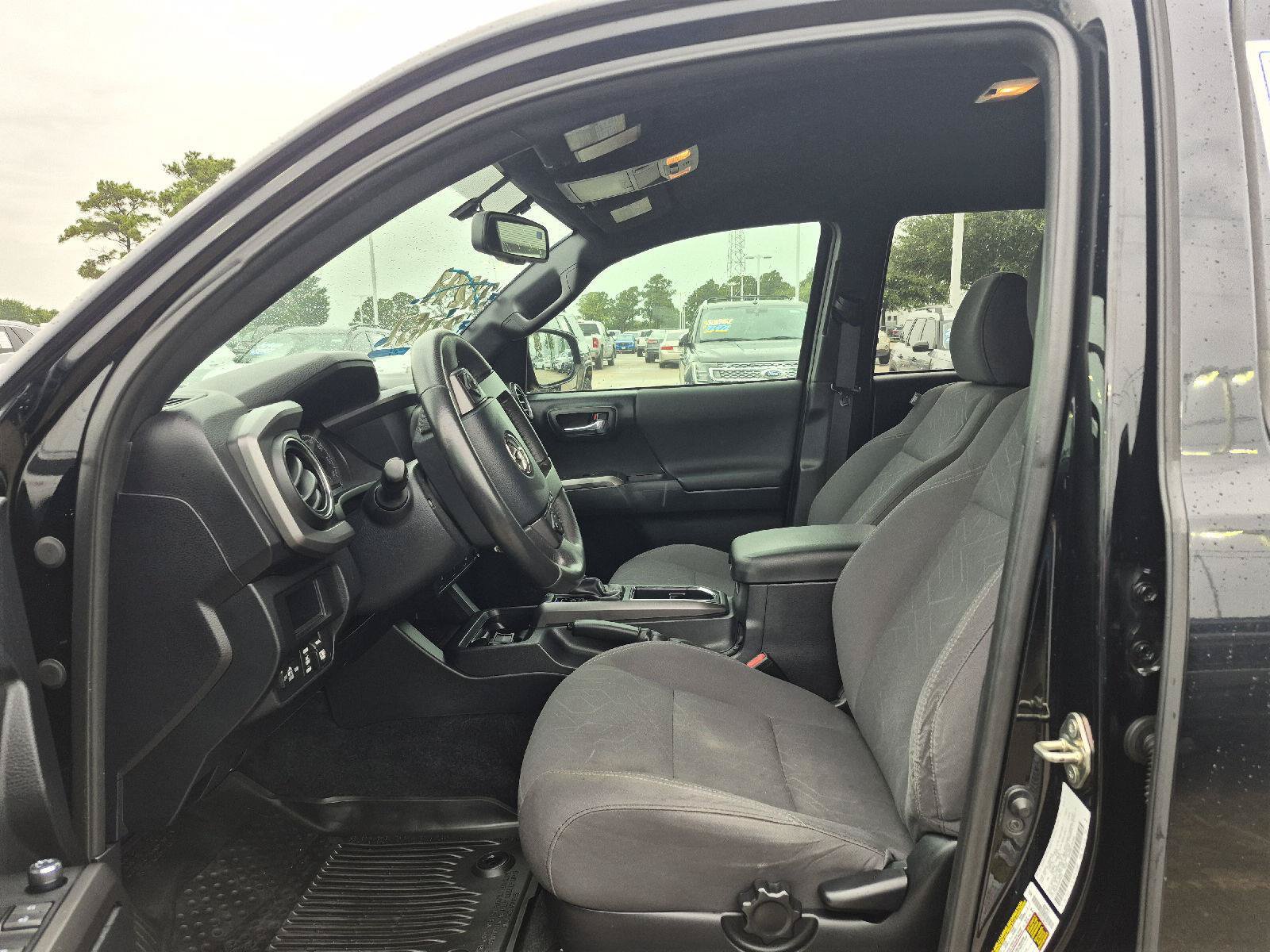 Used 2017 Toyota Tacoma TRD Sport w/ Tow Package (A/T) AWD/4WD image 2