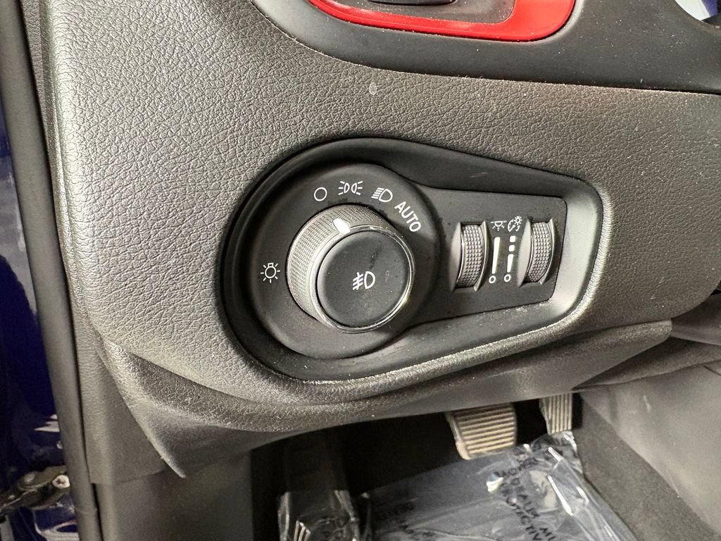 Used 2018 Jeep Renegade Trailhawk AWD/4WD image 14