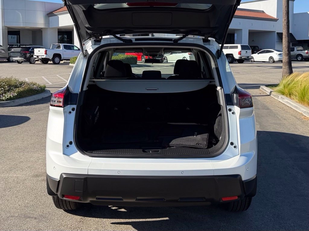 Used 2025 Nissan Rogue S FWD image 10