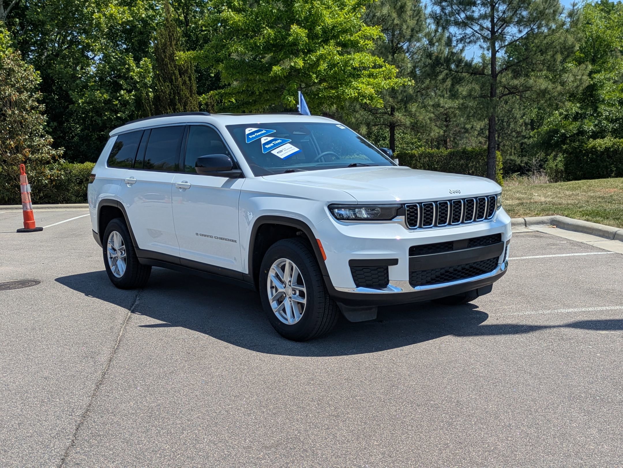 Used 2024 Jeep Grand Cherokee L Laredo w/ Luxury Tech Group I RWD image 2