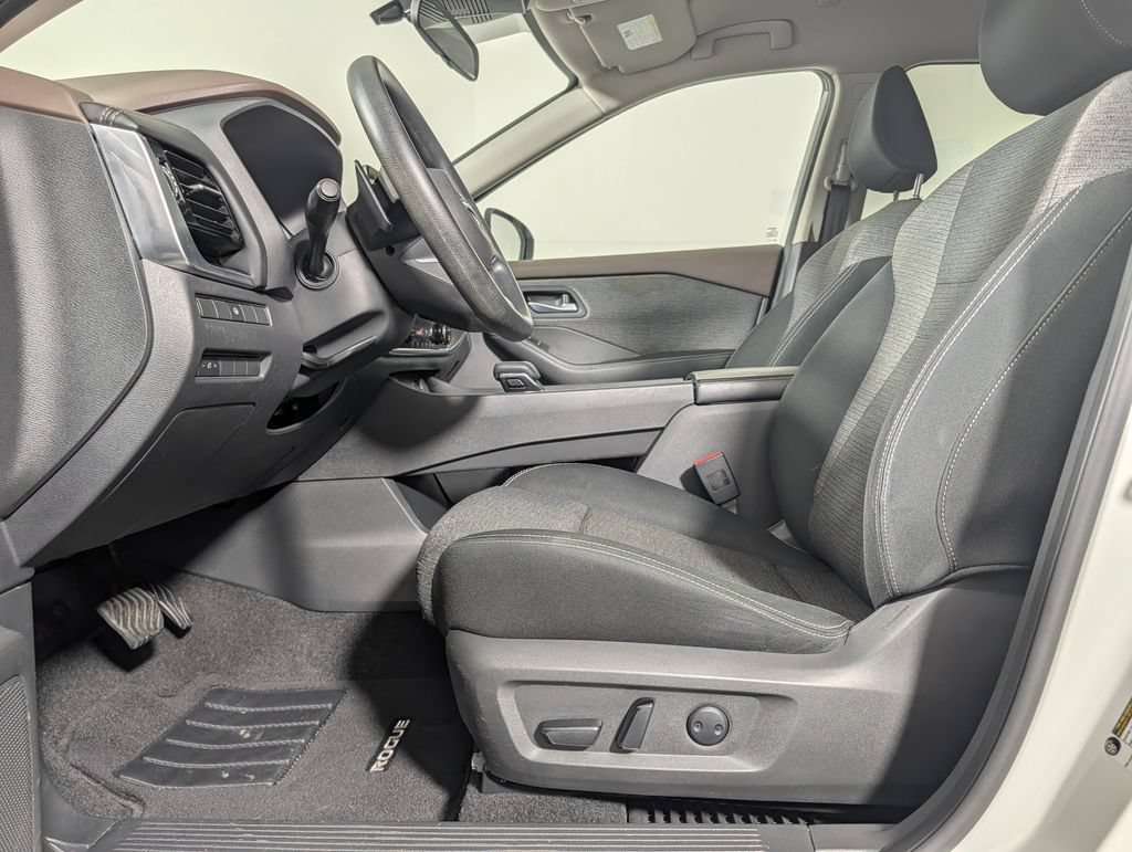 Used 2023 Nissan Rogue SV FWD image 11