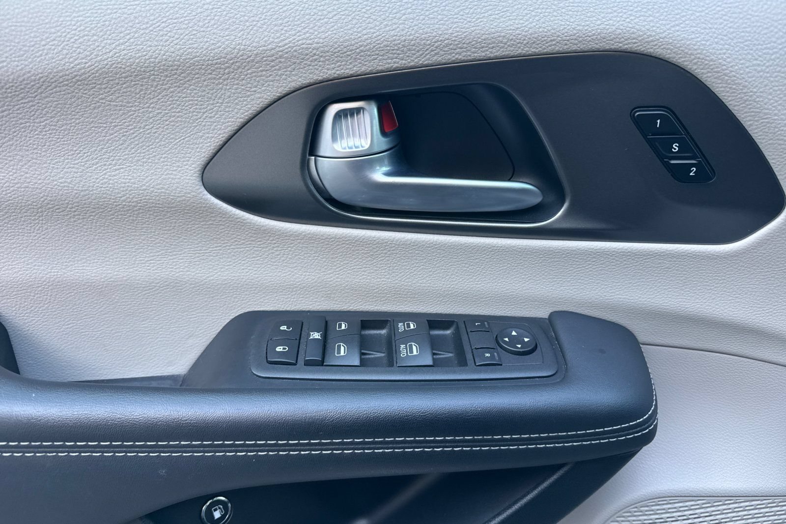 Used 2024 Chrysler Pacifica Limited FWD image 16